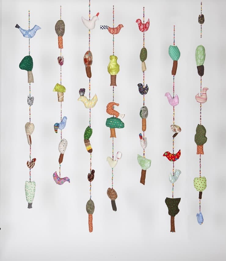 정지현, 비밀의 숲 _ woods of secret, 변형설치, 나염천, 낚싯줄, 나무구슬, 2016-2017