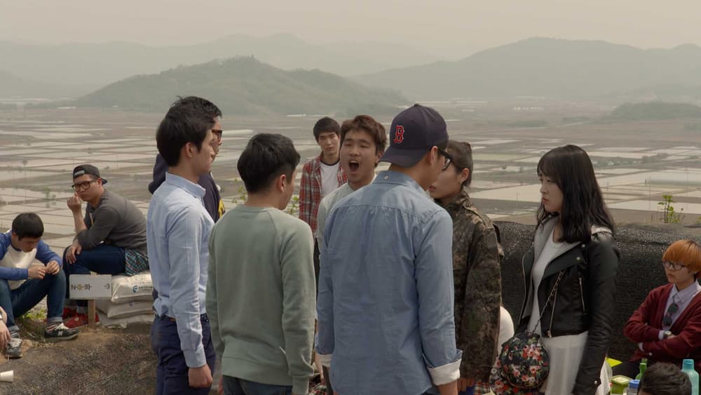 아르나우트 믹, <아이스크림 고지> Aernout Mik, Ice Cream Hill, 2014-2015, Two channel video installation © The Artist and carlier l gebauer