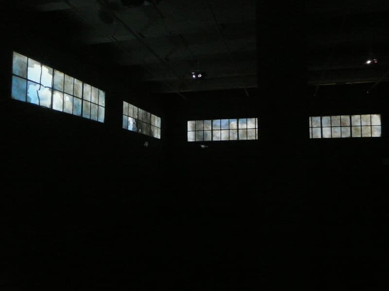 갤러리 르롱에서 <여기에서 나가: 참전군인 프로젝션>(2009년 작) 전시전경, 2011, 작가 소장