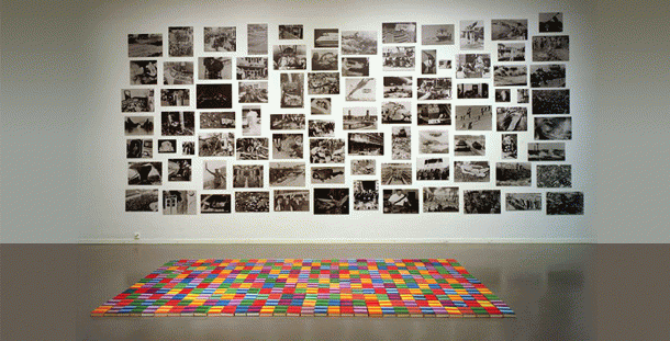 얀 카일라, 무엇을, 언제, 어디서, 2007, 사진 설치, 사진 82장, 책 344권, 사진 각 50x70cm에서 15x20cm, 책 20x15cm  ⓒJan Kaila