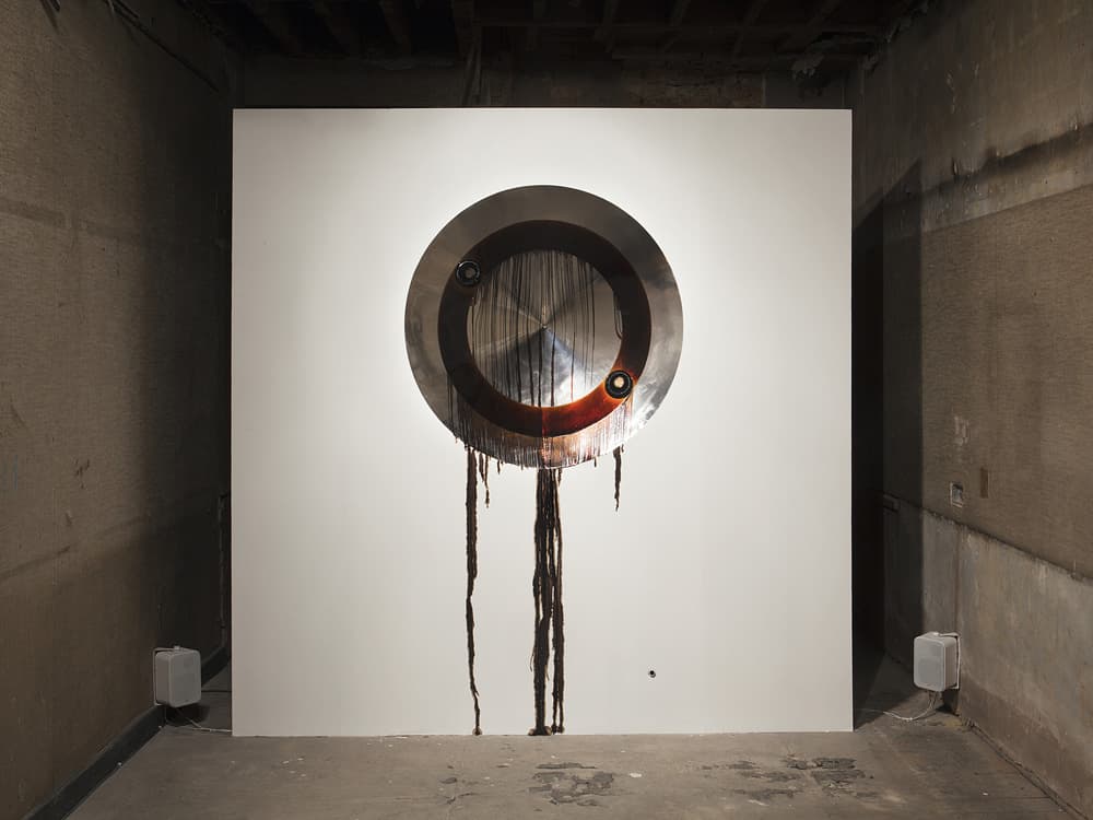 윤성필_Looking at The real world from within The real world 14_stainless steel, magnets, motor, action sensor, liquid oil_110×110×25㎝_2013