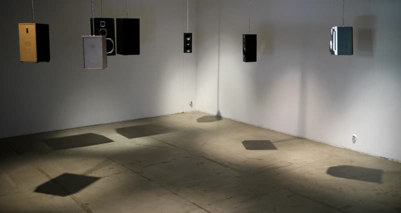 Adel Abidin, <인생은 짧으니, 일이나 치자>, 2014, 7채널 사운드 설치 (반복), 단채널 비디오 (반복), 법정 서류에 드로잉 15 점, 사운드 11분 46초 영상 58초 법정 서류에 드로잉 각50 x 40 cm Courtesy of the artist
