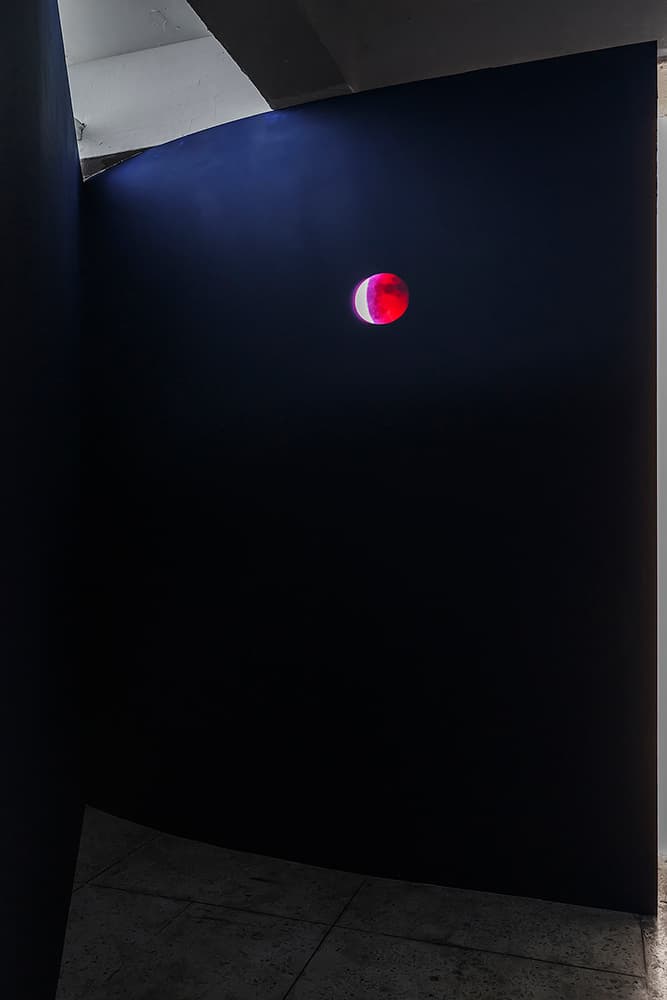 황민규, 〈Blood Moon〉, 단채널 비디오, 33분 31초, 2023촬영: CJY ART STUDIO