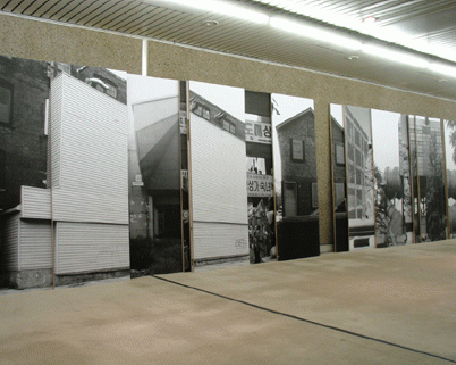 아글라이아 콘라드, 이미지들의 벽, 2005-2007, 사진 이미지와 나무로 된 문 38개, 각 240x90cm  ⓒAglaia Konrad