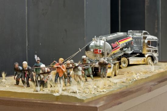 진기종, 걸프만의 노예들_2010, Mixed media_236×110×105cm