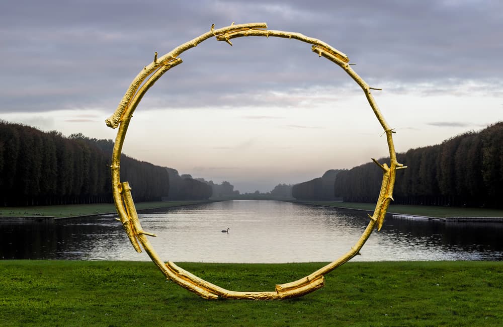 우고 론디노네, the sun, 2017, gilded bronze, ø 500 x 65 cm, courtesy of studio rondinone, 《Voyage d’hiver》 전시전경, 베르사유 궁전, 2017-2018 사진:Tadzio, 이미지제공:국제갤러리