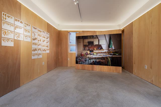 구민자_전시전경_좌 삶은 감자 (2019)_우 CITADELLAAN 7 2015 – 2018 (2018) 촬영, 사진 김재범