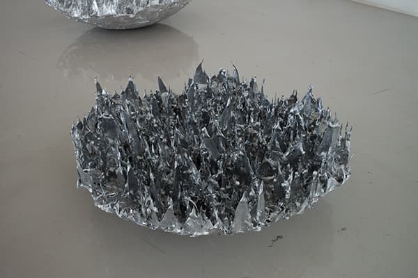 윤희, Pluie fossile, 2014-2017, Aluminium, 25 x 75 x 75 cm