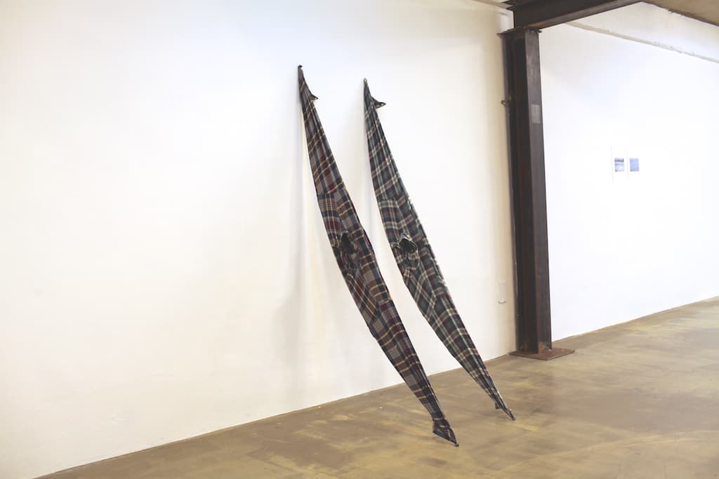 이상철, Parallel  텐트폴대, 셔츠_175×45×75cm_2014