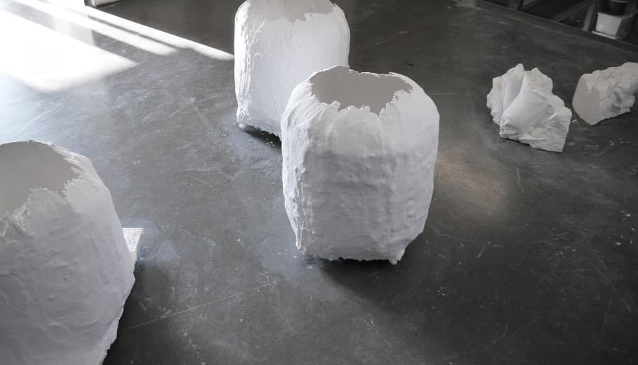 무제_파란 봉투, 석고, 대략 50x35x35, 2015