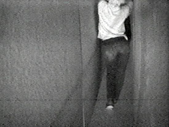 콘트라포스토 자세로 걷기_1968 b&w, sound_60min Bruce Nauman