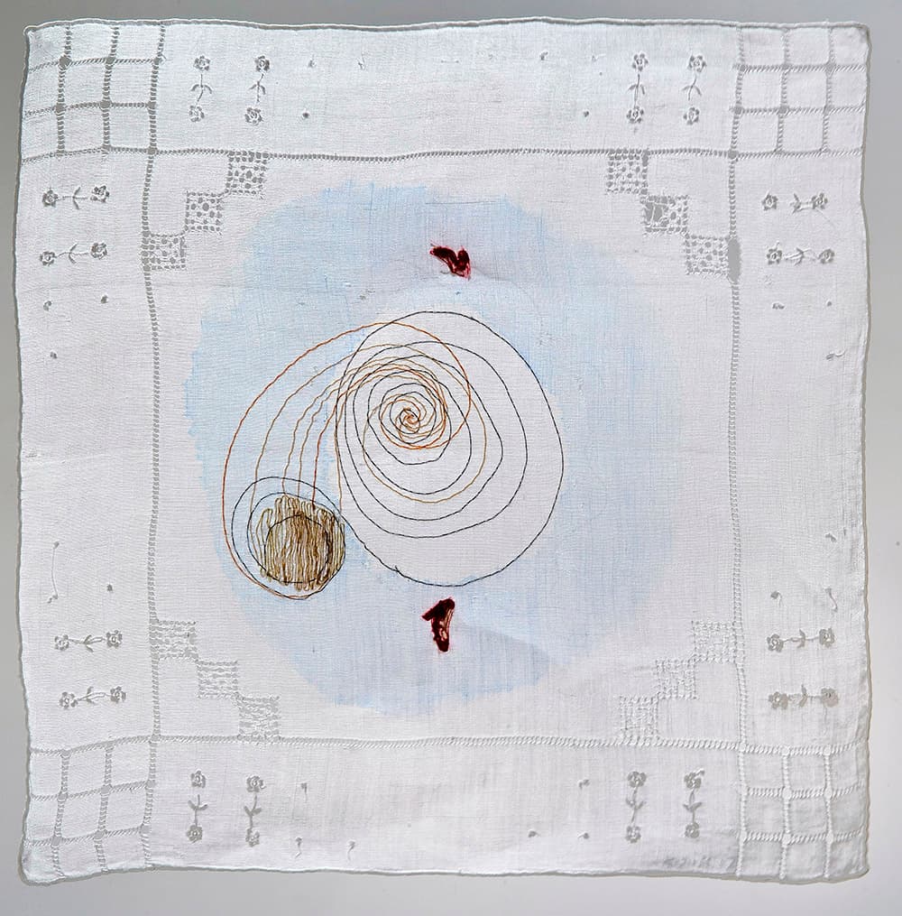 얼굴 없는 여인들_2010_손자수실, 물감, 빅토리안 손수건_27 x 27 cm (25점)