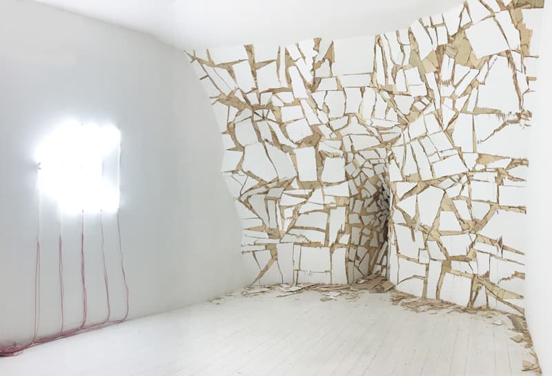 김덕영, (좌)Return to Wave, 형광등, 가변크기, 2016, (우)Return to Wave, 합판, 페인트, 가변크기, 320x380cm, 2016