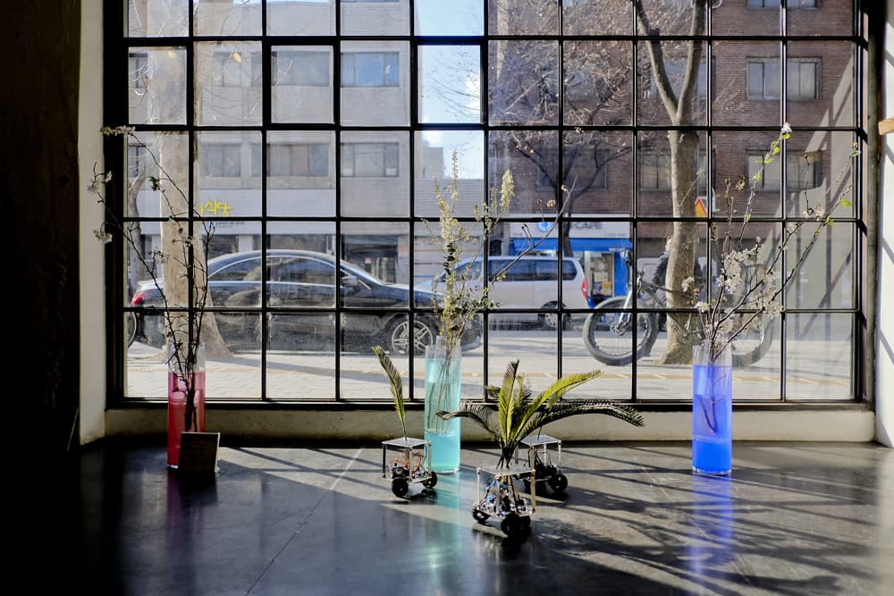 LOE_Harsh Green_dewy leaf, green herb 및 혼합매체_ 가변설치_2020 / 여인혁_도망치는 꽃 3세대_Arduino, aluminium frame, led, flower_140 x 140 x 700cm_2019