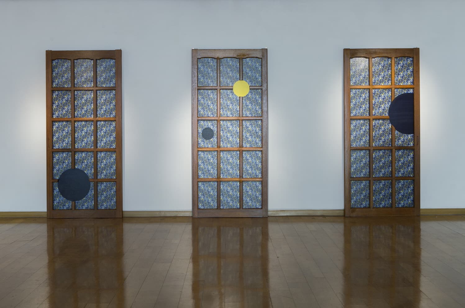 김윤경, Viruscape_Broken windows  아크릴화, 디지털 출력, 헌 문짝  91.3x202.5x7cm x 3개  2018