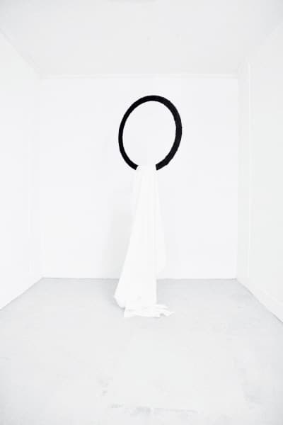 김도영, <Immanence form 1> mixed media Installation 2016 / 혼합조각. 멱목(幎目, Fabric for Corpse) / variable size