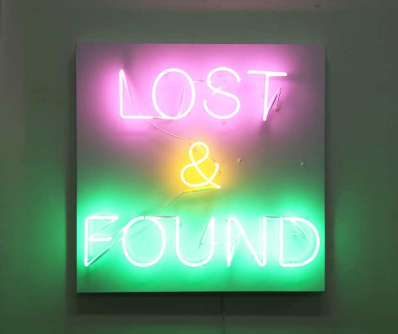 이원우, <분실물 센터>, 2017 78x78cm, neon, steel, paint