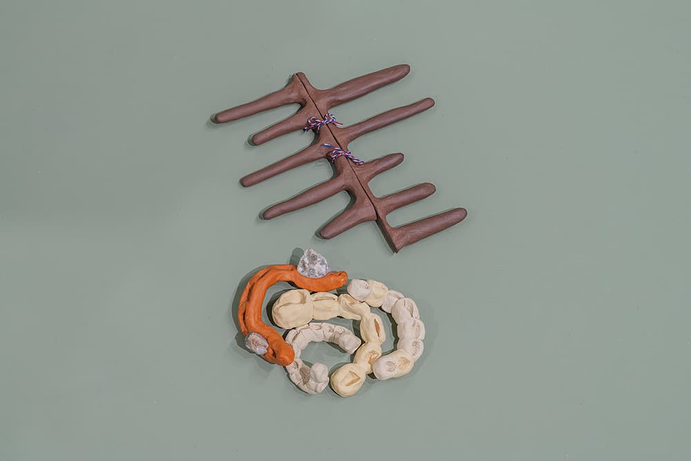 (위) 노혜리, 갈비 Rib, 2022, fired clay, string, 21×30×19cm (아래) 노혜리, 이 Teeth, 2022, stone, epoxy resin, fired clay, 15×17×5cm