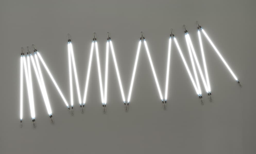 뾰족한 π 네온리 2번, 1=3°, 2001, 20개의 흰색 네온관, 140x290cm © Studio Morellet, Cholet, Courtesy of Gallery Hyundai, Seoul