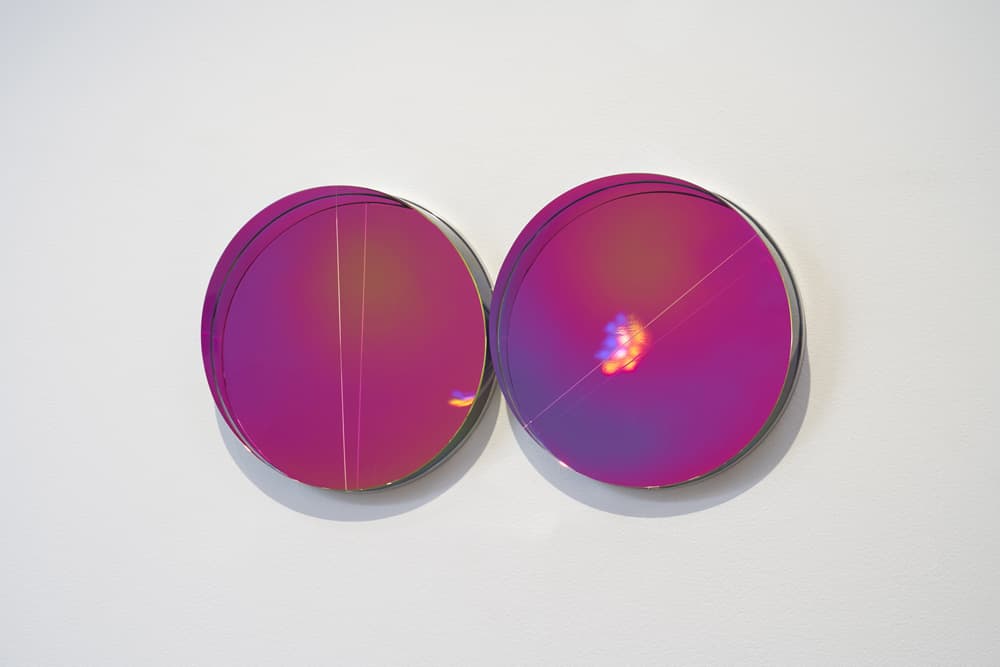 김병조, 윤향로, 〈펠릭스 마르턴스〉, 에디션 3, 2019 다이크로익, 핸드 메이드 유리 위에 샌드 블라스팅, 보증서: 다이크로익, 핸드 메이드 유리 위에 샌드 블라스팅, 29.7x59.4x7.4cm, 보증서: 14.7x10.5x1.2cm 이미지출처: 원앤제이 갤러리