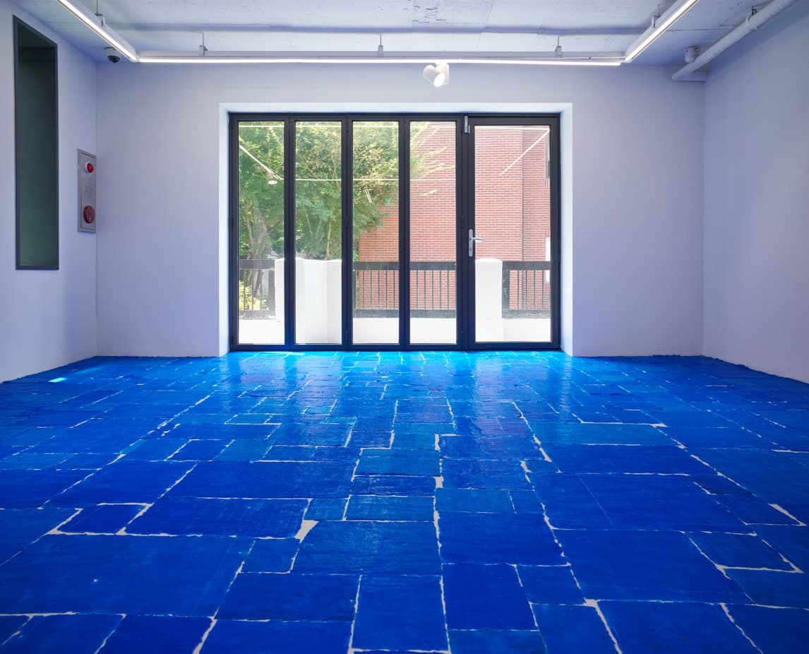 BLUE SPACE 210706093000, 2021, Mixed media on Fluorocarbon line, 가변적