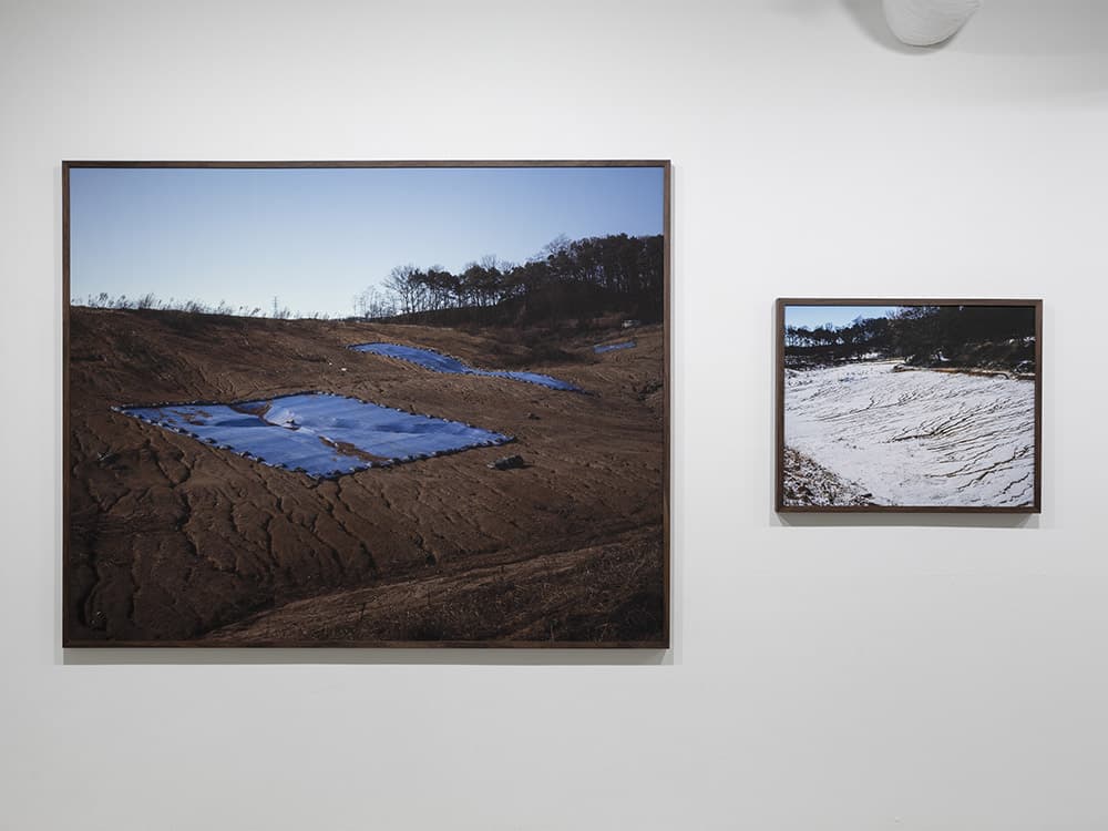 언덕, 2021, Digital pigment print, 140x157cm / 눈 내린 언덕, 2022, Digital pigment print, 60x75cm