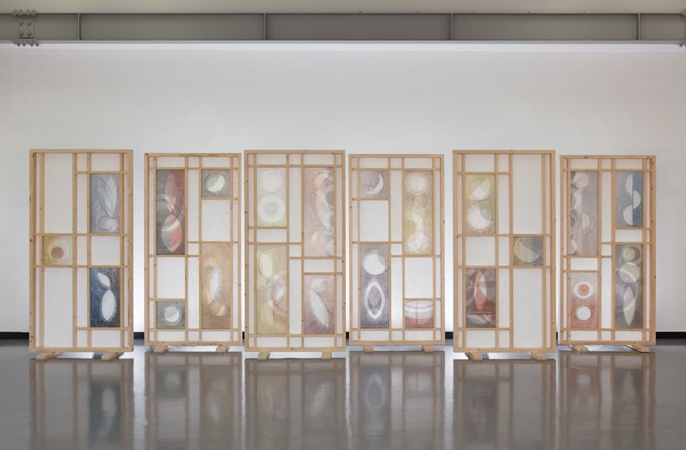 김현정, 비추어 드리우다, 스테인드글라스, 유리위에 혼합재료, 가변설치 약700x200cm, 2016