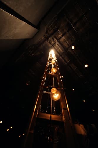 민혜기, 순간(김성훈과 협업), 2014-2017 철, 전구, 와이어 등 Variable dimensions