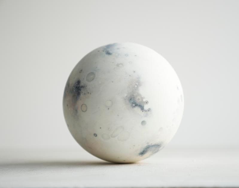 KOO HYUNMO. 달, 2017, 스티로폼 에폭시 코팅 위에 아크릴릭, 15 cm (dilmension), Courtesy of the artist & PKM Gallery