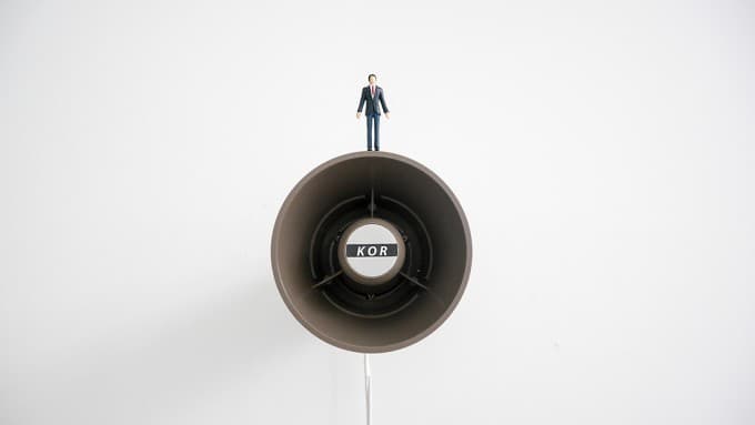 카논: 실업률에 대한 턴테이블 변주곡, Z300S. 턴테이블 시스템, MDF, 실업률 데이터 시각화와 피규어로 구성된 LP, 할로겐 조명, 가변 크기, 2015.