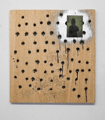 다니엘 슈투벤폴, <버수스>, 2018, 나무, 페인트, 레이저 프린트, 광택제, 연필, 제본못, 40x50cm