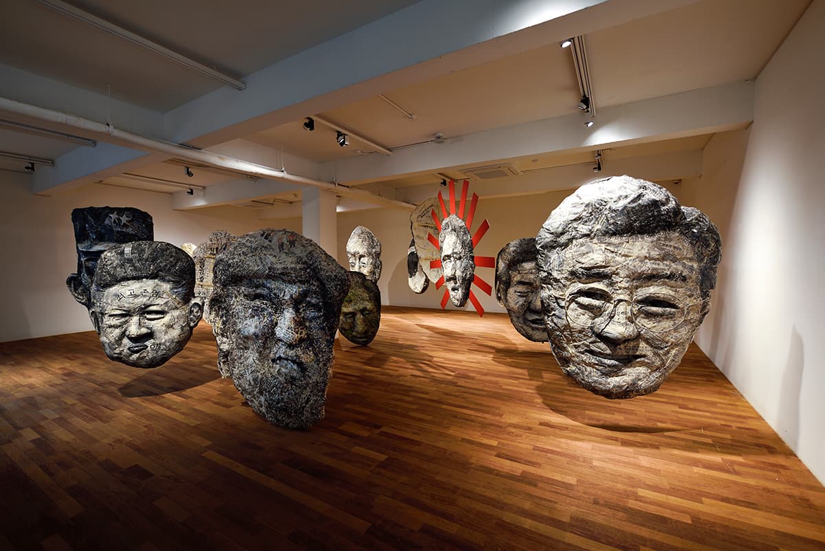 임옥상, ‹가면무도회›, 2017, 혼합재료, 가변크기 A Masquerade, 2017, Mixed media, Variable Dimensions