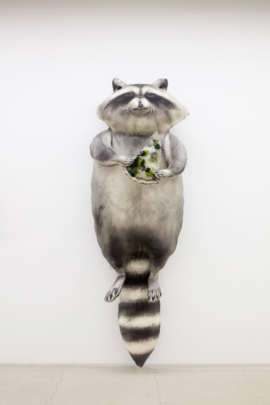 박주애, Raccoon, mixed media, 265x90x60cm, 2018