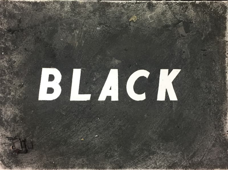 신기운, 'The world is gray_Black' 50x35cm 캔버스에 분쇄된 미니자동차 가루, 2017
