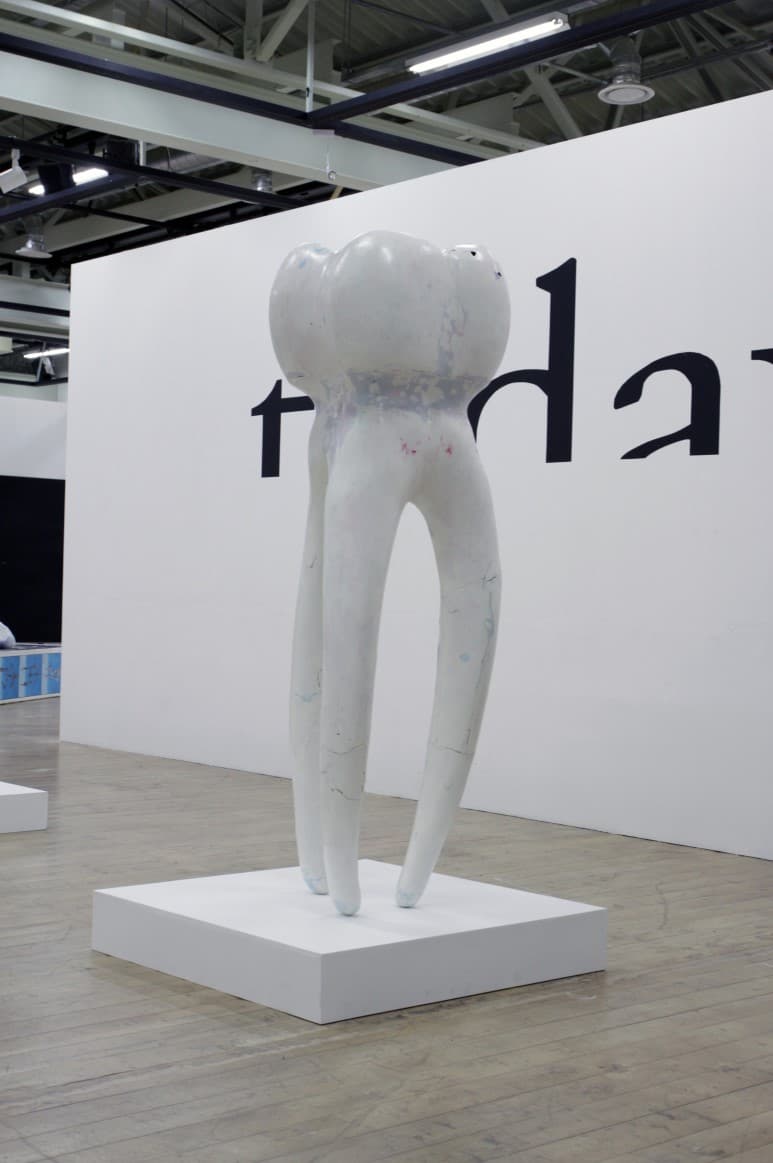 강상우, D(M)ental, color charcoal, air-dry stone clay, 53×60×180cm, 2017