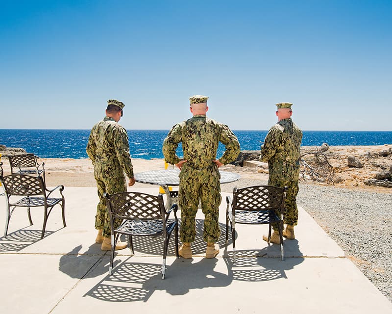 ⓒDebi Cornwall, Gitmo at Home, Gitmo at Play series, Smoke Break, Camp America, Inkjet Print, 86x107cm, 2014