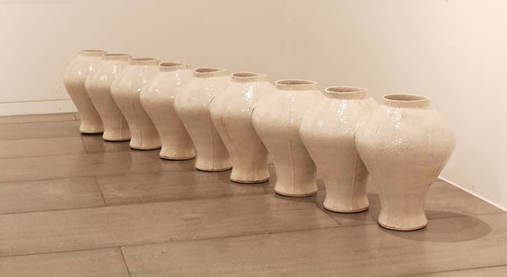 김준명_가로적인 역사를 담은 도자기,240×33×45cm,세라믹,각종포장재,2015