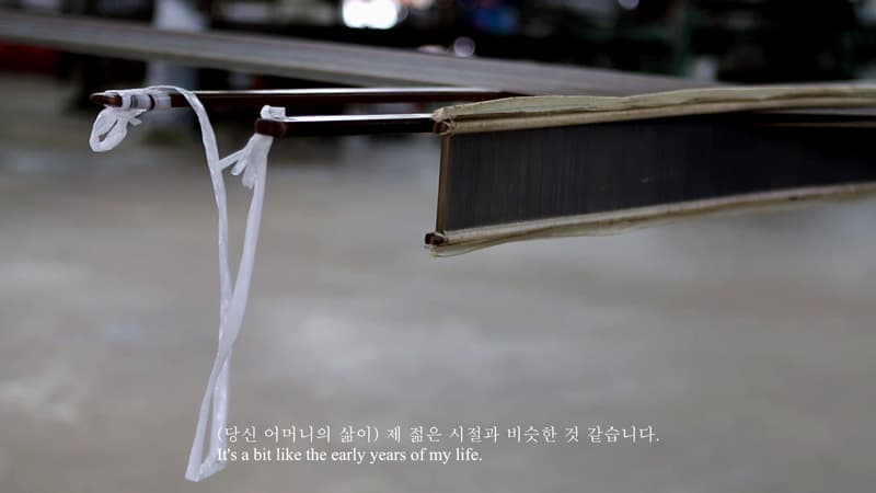권용주, 연경, 2016, 단재널 비디오, 염색사, 황동, 자카드 프린드 등, 가변 설치