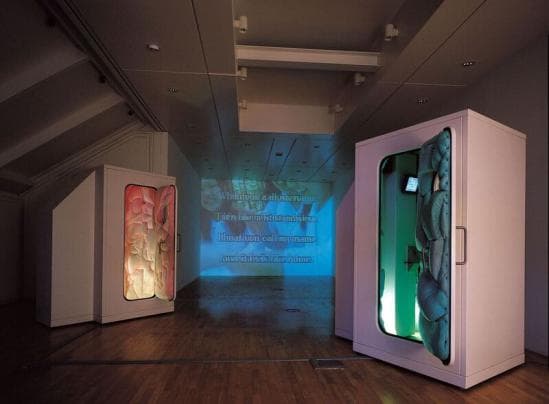 이불,속도보다 거대한 중력 I (복원작)_2000 Polycarbonate panels on steel frame, velvet, electric equipment_214 x 124 x 184 cm