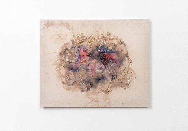 제니스정, 스며들다 Through the Pores 2017  mixed media on silk 50 x 40.5 (cm)