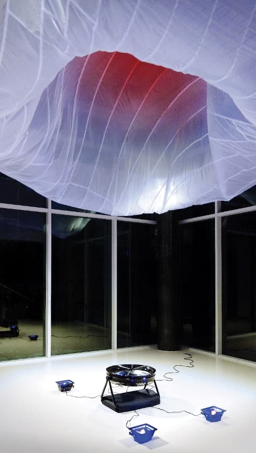 비 분리의 대화 Dialogue of Not-Separateness, 485x455x300cm, lightweight textile, fan, interval timer, LED UV lights, 2021
