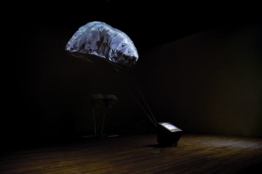 조해나, 불시착 parachute, analog television, video, dimensions variable, 4' 50″, 2020