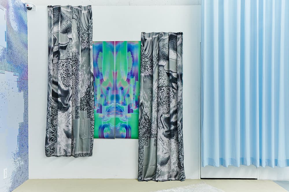 송다슬, <frames>, 145x230cm, 새틴에 UV프린트 2점, 2022 송다슬, <frames>, 60x150cm, 유포지에 UV프린트 2점, 2022