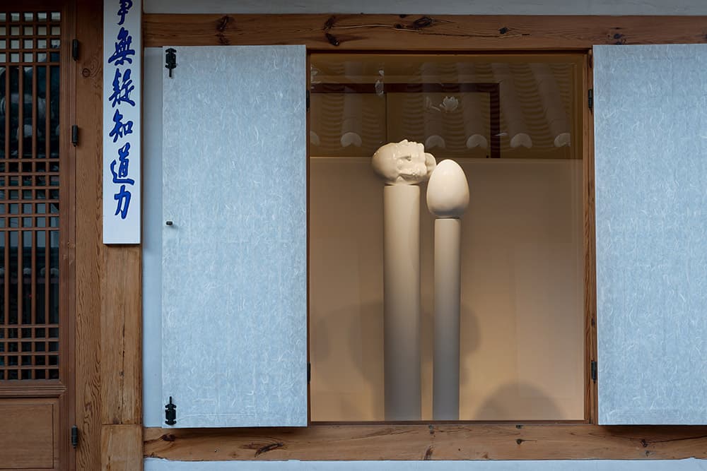 최하늘, 이차돈과 혁거세 Two balls(not balls), 2021, 유리섬유 강화 플라스틱, 금속 좌대, 25×30×30 cm, 26×17×17 cm