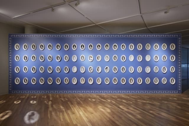 고사리 레볼루션(김진, 백경원), <그림자 노동자 I>, 백자소지, 아크릴 거울, 가변설치, 2018