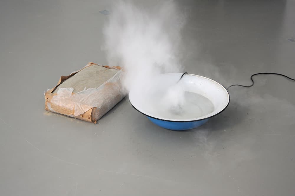 니나 카넬, <상동곡 Perpetuum Mobile (25kg)>  2009-2010, 시멘트, 물, 대야, 초음파 발생기, 가변 크기.
