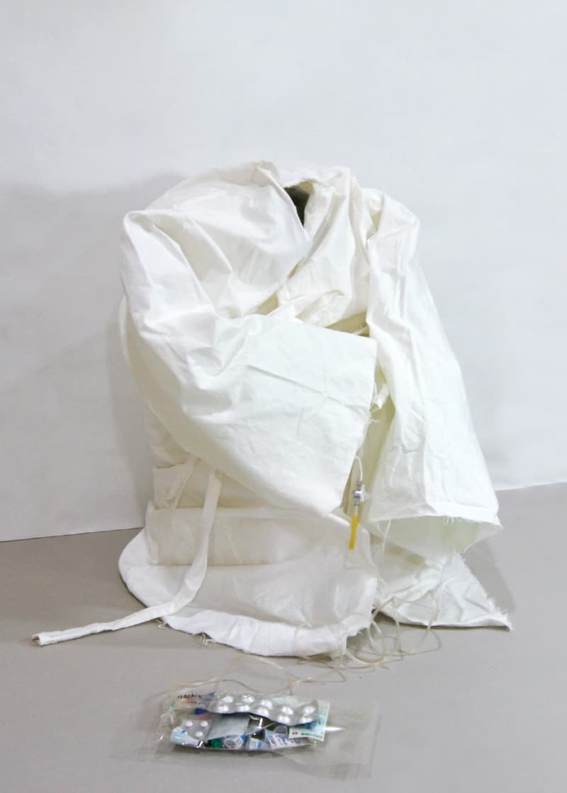 이희경, <가족모임 4>,천, 약, 수혈호스, 50×32cm, 2017