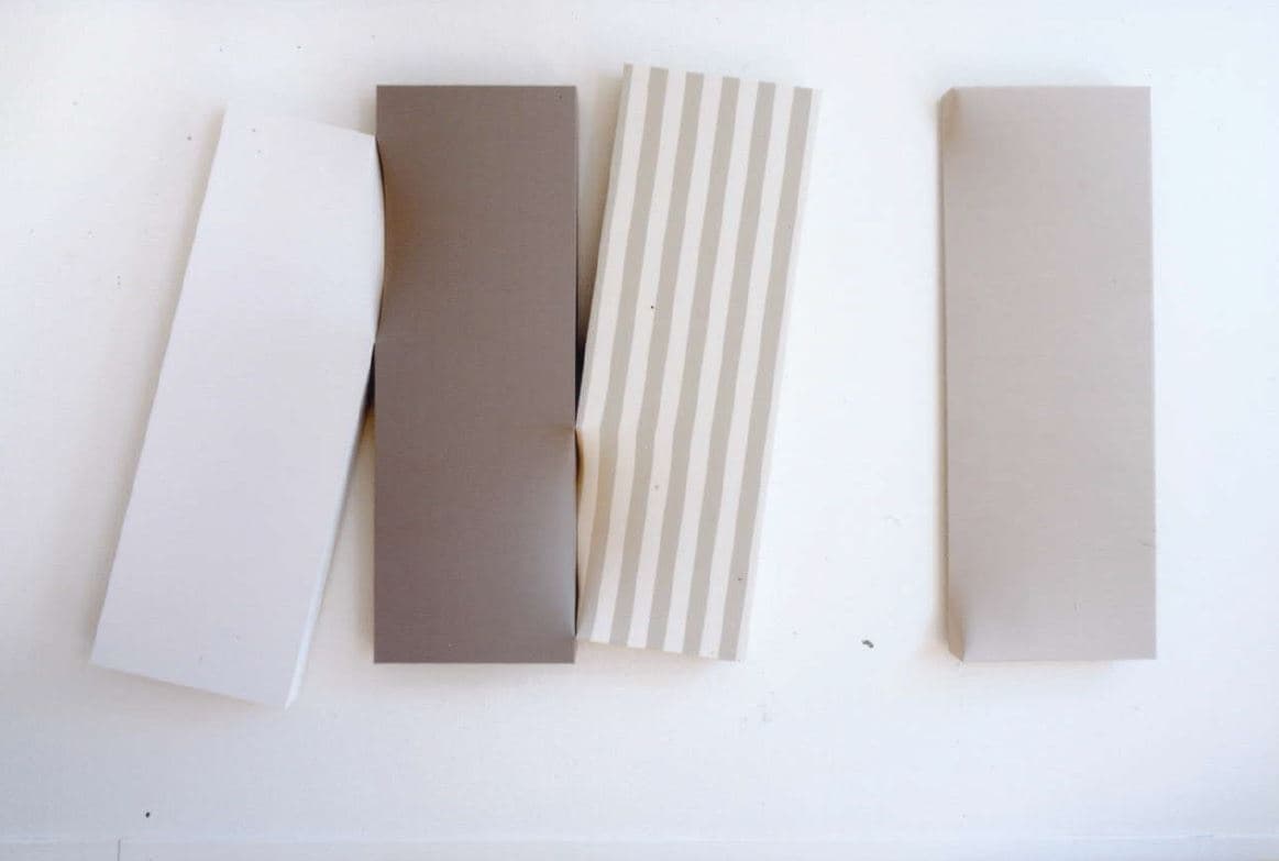 노부코 와타나베 Nobuko WATANABE, gray and white and stripes, 2011/2016, 나무 프레임 위에 천 fabric on wooden frame 179x295x11(d)cm, 사진제공 갤러리 아라리오