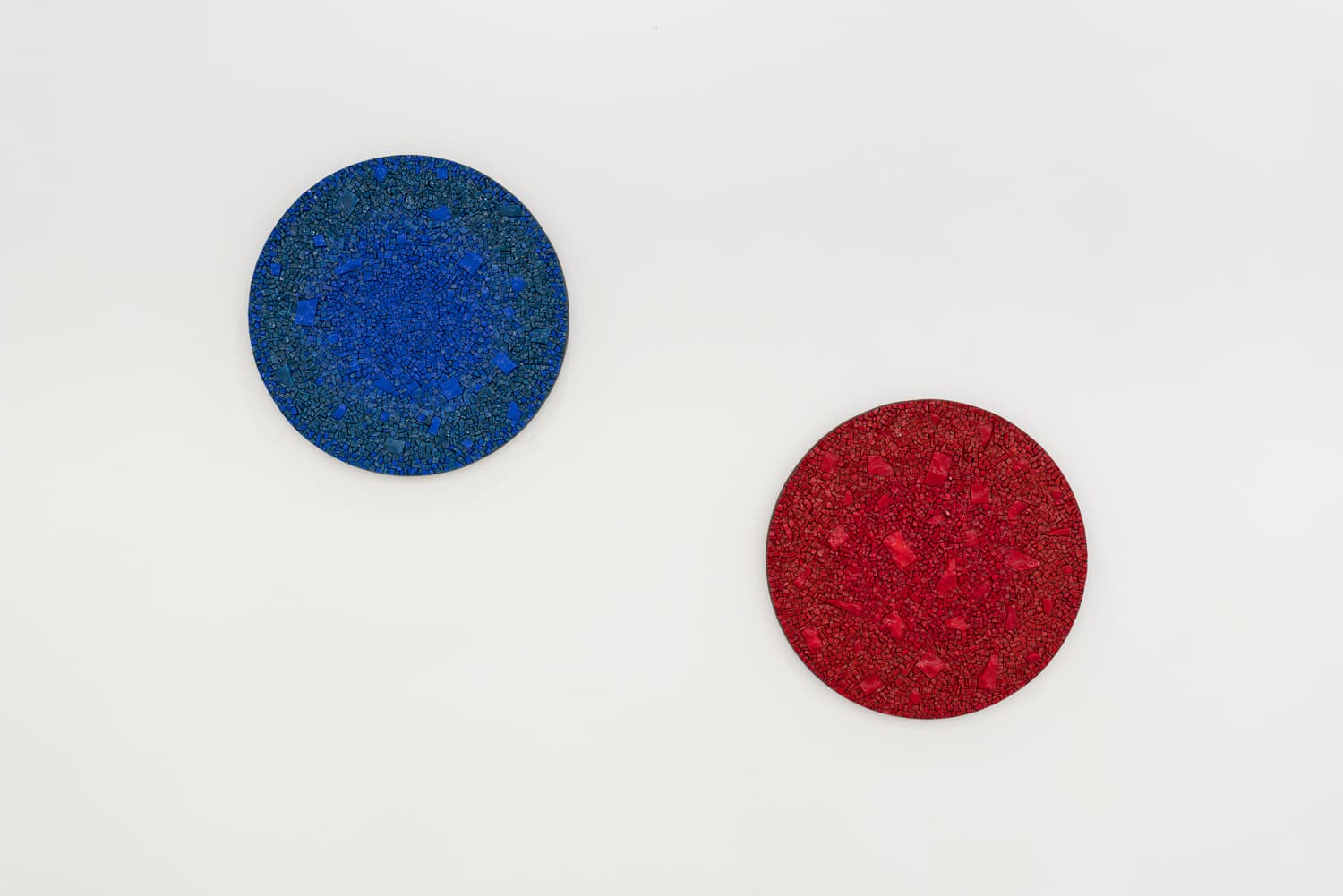 김재희,<Blue Circle>, <Red Circle> (왼) 40 x 40 cm, (오) 40 x 40 cm mosaic smalti on wood, 2020 ⓒ디스위켄드룸, 이정우 스튜디오 촬영