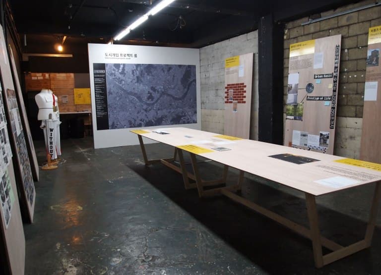 (LEFT TO RIGHT) INTERVENTIONS MAP / PANELS: JEDSADA TANGTRAKULWONG, JULIEN COIGNET / TABLE : AHRAM LEE, SEOKMIN KONG, HUMBERTO DUQUE, AGNIESKA POKRYWK